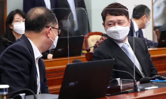 최재성 정무수석(오른쪽). 사진은 지난 15일 김진국 민정수석과 청와대에서 열린 수석·보좌관회의에 참석한 모습. 연합뉴스.